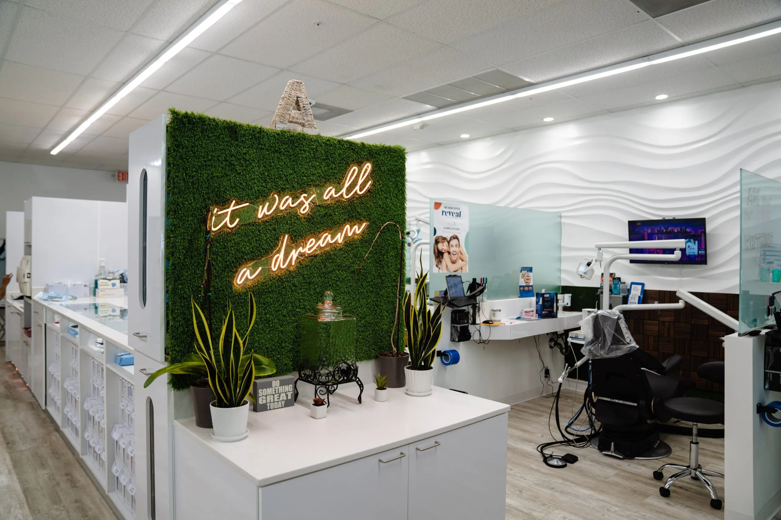 The Dental Lounge Implant & Laser Specialist